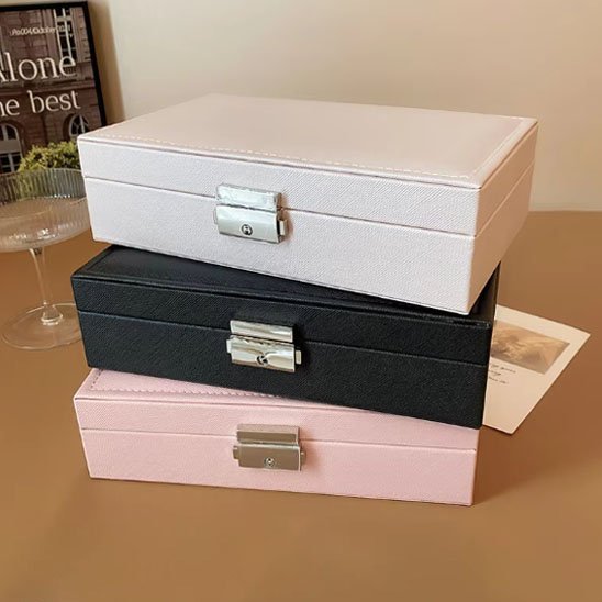 Boite à bijoux disponible en rose, blanc et noir