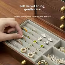 Boite à bijoux en bois où chaque bijoux à sa place